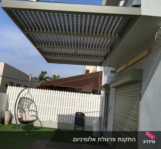 פרגולה מאלומיניום מחוברת לקיר עם מוטות תמיכה